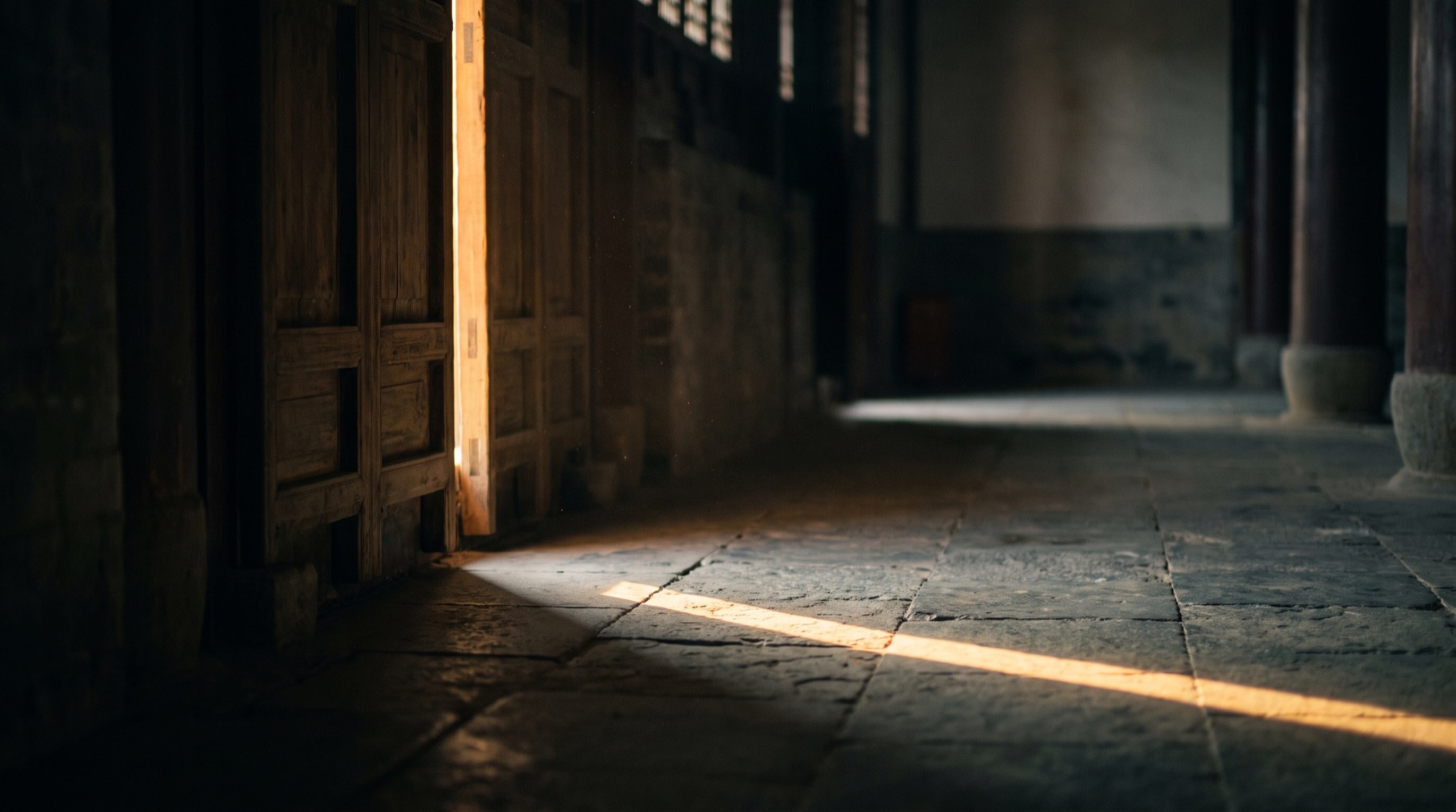 Porta socchiusa, la luce che filtra